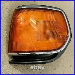 1991-1997 Toyota Land Cruiser Front Left LH Corner Marker Light (Fender Mount)